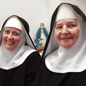 ▲	S. Miriam Pałasz (z lewej), przełożona wspólnoty i s. Regina Zielińska dzielą się świadectwem życia konsekrowanego.