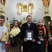 Rodzina państwa Wolaków z ks. proboszczem Eugeniuszem Mrożkiem.