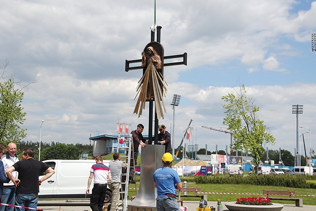 	Jednym z wcześniejszych płockich przedsięwzięć jest nowy pomnik na placu Celebry Papieskiej.