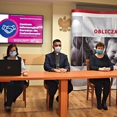 Projekt prezentują (od lewej): Wiera Rebinin, ks. Janusz Steć  i Anna Pawłowska.