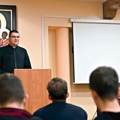 Ksiądz Piotr Gołuch w czasie spotkania organizacyjnego z nastolatkami.