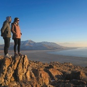 Turyści podziwiający zapierający dech w piersiach widok na Wielkie Jezioro Słone.
28.01.2022  Stan Utah, USA 