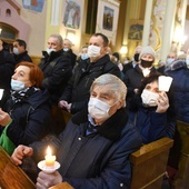 Wierni przynieśli ze sobą lampiony na procesję.