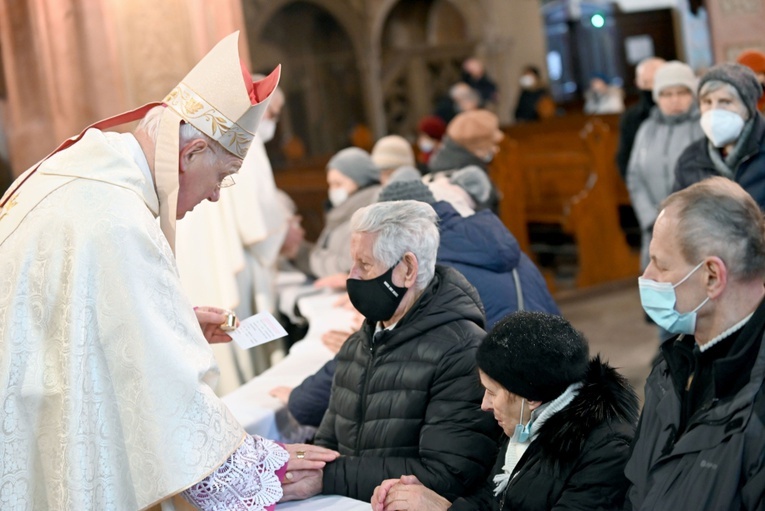 Biskup senior w czasie udzielania sakramentu chorych w świdnickiej katedrze.