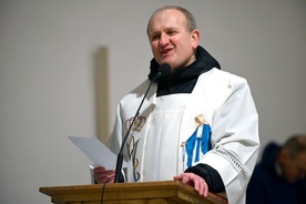 Ks. Krzysztof Herbut w czasie wspólnej modlitwy w ząbkowickim kościele.