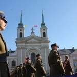 Powitanie bp. Lechowicza przez Kompanię Reprezentacyjną Wojska Polskiego [GALERIA ZDJĘĆ]