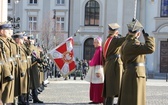 Powitanie bp. Lechowicza przez Kompanię Reprezentacyjną Wojska Polskiego [GALERIA ZDJĘĆ]