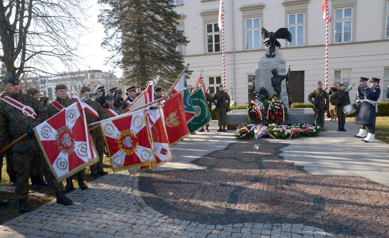 Uczestnicy rocznicowych obchodów oddali hołd bohaterom, żołnierzom Armii Krajowej.