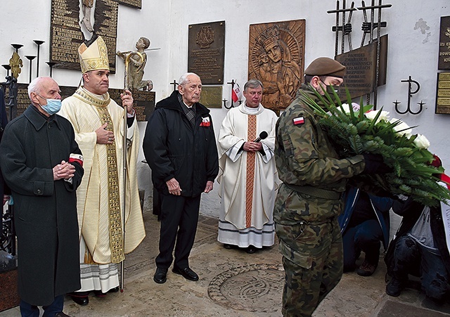 	Po Mszy św. biskup wraz z prof. Jerzym Grzywaczem (z lewej) oraz kmdr. Romanem Rakowskim złożyli kwiaty przy nowo odsłoniętej i poświęconej tablicy ku czci poległych i zmarłych żołnierzy.