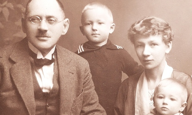 Doktor Stanisław Sitkowski z żoną Jadwigą z Chomiczewskich oraz synami Stefanem i Janem, lata 20.