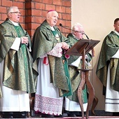 Głównym uroczystościom przewodniczył bp Ignacy Dec w asyście kapelanów (aktualnego i byłego) świdnickiego koła.