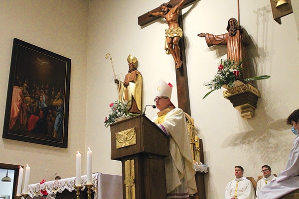 ▲	Biskup Andrzej Siemieniewski w trakcie kazania. Za nim patroni świątyni, a z boku obraz „Zesłanie Ducha Świętego”.