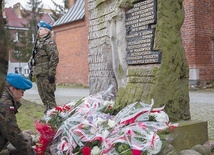 	Mszę św. za sybiraków poprzedziło złożenie kwiatów pod pomnikiem Ofiar Bolszewizmu przed katedrą.