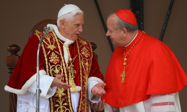 Kard. Dziwisz do Benedykta XVI: Wzięcie na siebie brzemienia zbiorowego wstydu jest dobroczynnym wstrząsem