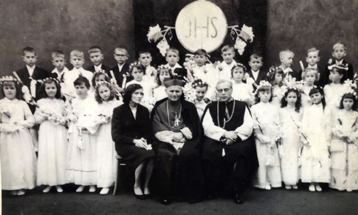 Jedno z pamiątkowych zdjęć z grupą dzieci przystępujących do Pierwszej Komunii św. i bp. Karolem Wojtyłą.