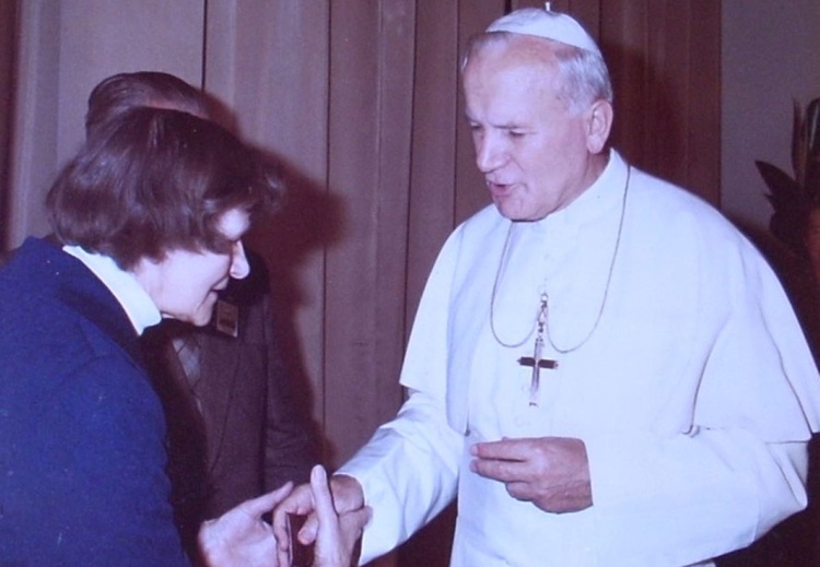 Pani Antonina podczas rozmowy z papieżem Janem Pawłem II.