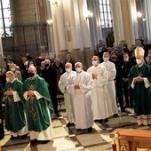 Uczestnicy Eucharystii z bp. Markiem Solraczykiem. Z lewej Iwona i Zbigniew Bielowie. Pierwszy z prawej ks. Przemysław Wójcik.