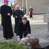 Zaproszeni goście złożyli kwiaty pod Pomnikiem Kresowiaków. 
