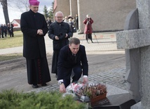 Zaproszeni goście złożyli kwiaty pod Pomnikiem Kresowiaków. 
