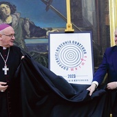 ▲	Arcybiskup Józef Górzyński i marszałek województwa Gustaw Marek Brzezin zaprezentowali rocznicowe logo.