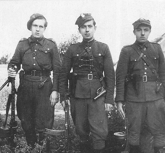 ▲	Edward Dobrzyński (w środku) i jego podkomendni.