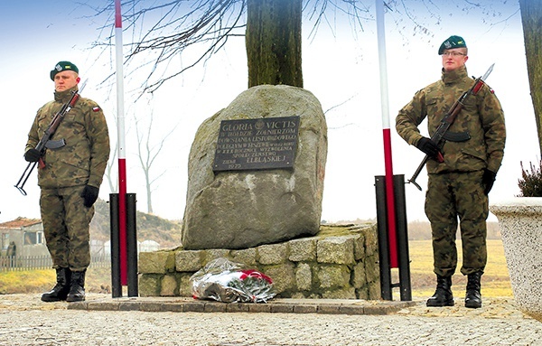 Uczestnicy obchodów zawsze gromadzą się w Fiszewie, przy obelisku i drzewach upamiętniających żołnierzy.