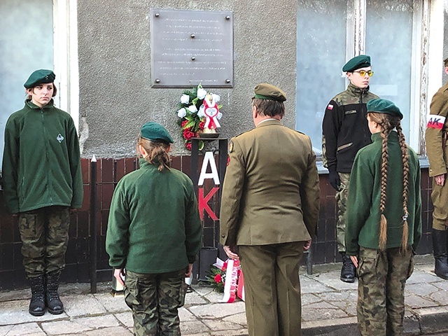 ▲	Złożenie kwiatów przed pamiątkową tablicą.