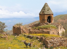 Dawny ormiański klasztor Garmyrag wysoko w górach  nad jeziorem Wan.