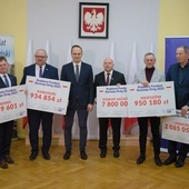 Samorządowcy niżańskiego powiatu z promesami.