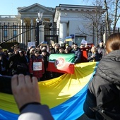 Przed Ambasadą Rosji w Polsce trwa protest przeciwko wojnie