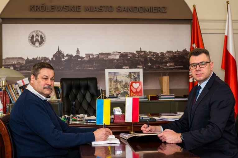 Od lewej Wojciech Czerwiec - przewodniczący Rady Miasta Sandomierza i Marcin Marzec - burmistrz Sandomierza. 