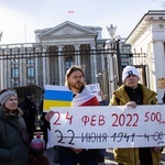 Protest przeciwko agresorom przed Ambasadą Rosji. Spalono flagę