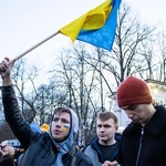 Protest przeciwko agresorom przed Ambasadą Rosji. Spalono flagę