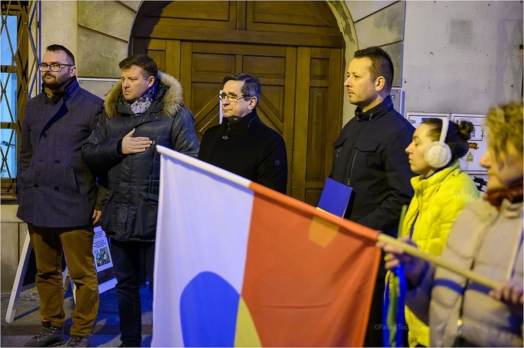 Prezydent Roman Ciepiela (w środku z prawej) obok Honorowego Konsula Ukrainy w Tarnowie Bartłomieja Babuśki.