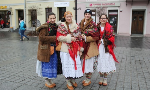 Artyści z zespołów regionalnych, które zagrały, zaśpiewały i zatańczyły dla Wiktorka, zapełnili żywiecki rynek.