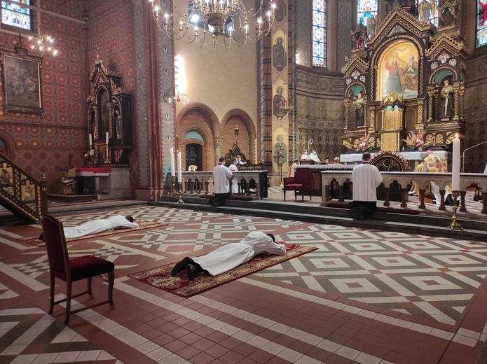 Archidiecezja katowicka. Siedmiu alumnów przyjęło święcenia diakonatu