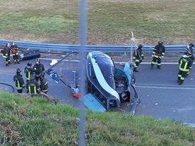 Włochy. Helikopter spadł na autostradę. Dwoje rannych