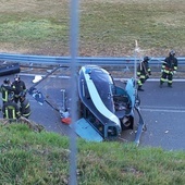 Włochy. Helikopter spadł na autostradę. Dwoje rannych