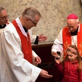 Relikie świętej bp Dziuba przekazał podczas specjalnego nabożeństwa.