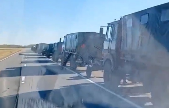 Duży białoruski konwój wojskowy z czerwonymi oznaczeniami w pobliżu granicy z Ukrainą