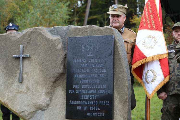 Hołd dla wyklętych oddany zostanie także na Zapolance pod obeliskiem upamiętniającym por. Stanisława Kopika "Zemstę" i żołnierzy z jego oddziału.