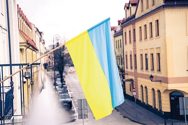 Na płockim ratuszu na znak solidarności powiewa błękitno- -żółta ukraińska flaga.