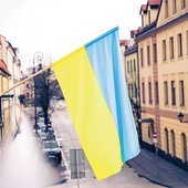 Na płockim ratuszu na znak solidarności powiewa błękitno- -żółta ukraińska flaga.