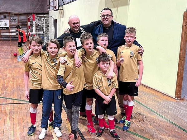 ▲	Zwycięska drużyna z opiekunami na turnieju  Bosko Cup.