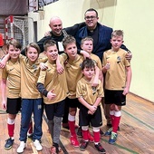 ▲	Zwycięska drużyna z opiekunami na turnieju  Bosko Cup.