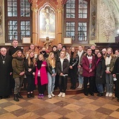 ▲	Biskup Jacek Jezierski i kapłani z młodzieżą, która pielgrzymowała do Matki Bożej. 