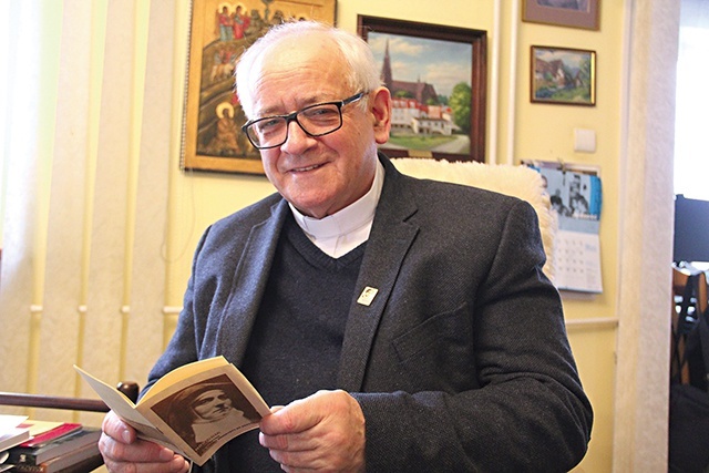  Ksiądz Jan Gondro SDB zdobył jeszcze jeden drukowany egzemplarz nowenny. Wkrótce czciciele św. Edyty będą mogli zakupić zupełnie nową wersję modlitewnika.
