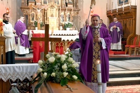 Biskup pomocniczy w czasie ostatniego pożegnania.