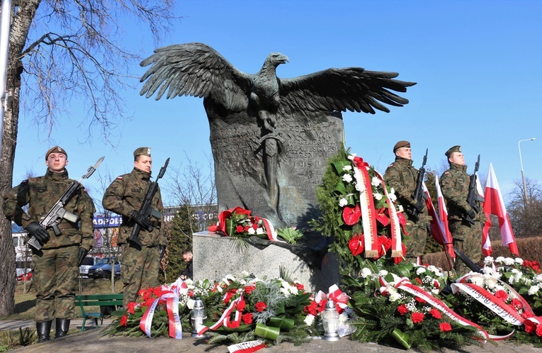 Pod pomnikiem Żołnierzy Zrzeszenia Wolności i Niezawisłość delegacje złożyły kwiaty.