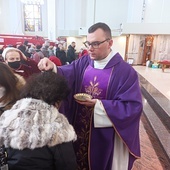 Środa Popielcowa to dzień, w którym katolicy tłumnie uczestniczą w Mszy św. 